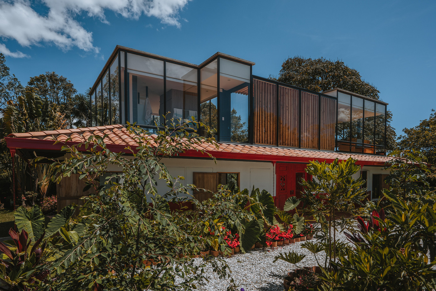 Hai khối nhà một cũ, một mới có thể tồn tại riêng rẽ nhưng đồng thời bổ trợ cho nhau. Hai khối nhà một cũ, một mới có thể tồn tại riêng rẽ nhưng đồng thời bổ trợ cho nhau.