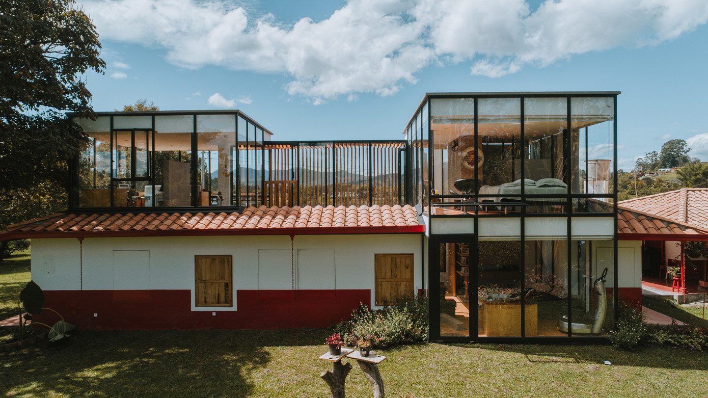 Ngôi nhà cũ được đánh giá là mẫu hình nguyên bản của kiến trúc thuộc địa: mái tứ diện bằng ngói đất nung, hiên bao quanh tạo không gian chuyển tiếp giữa trong và ngoài, và nội thất khép kín với các mảng tường đặc đan xen những khoảng rỗng của cửa sổ và cửa ra vào hoa văn. Ngôi nhà cũ được đánh giá là mẫu hình nguyên bản của kiến trúc thuộc địa: mái tứ diện bằng ngói đất nung, hiên bao quanh tạo không gian chuyển tiếp giữa trong và ngoài, và nội thất khép kín với các mảng tường đặc đan xen những khoảng rỗng của cửa sổ và cửa ra vào hoa văn.