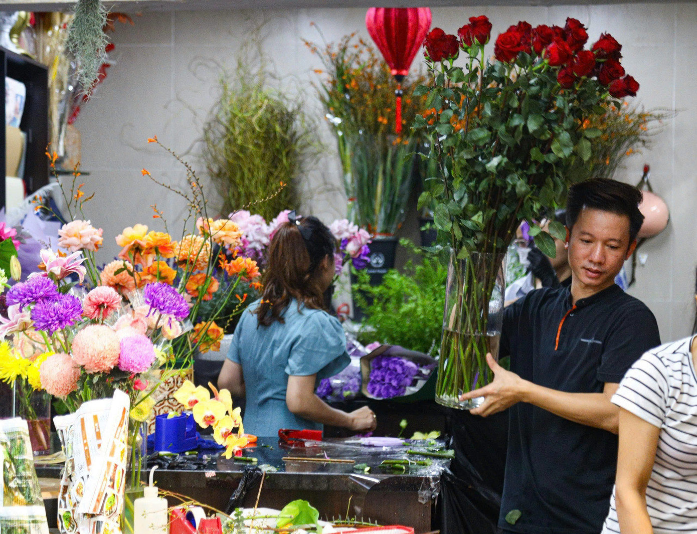 Ghi nhận ở một cửa hàng hoa tươi cao cấp trên phố Hai Bà Trưng (quận Hoàn Kiếm, Hà Nội), nhiều loại hoa đang được nhân viên chuẩn bị và cắm ngay tại cửa hàng để kịp giao cho khách. Ghi nhận ở một cửa hàng hoa tươi cao cấp trên phố Hai Bà Trưng (quận Hoàn Kiếm, Hà Nội), nhiều loại hoa đang được nhân viên chuẩn bị và cắm ngay tại cửa hàng để kịp giao cho khách.