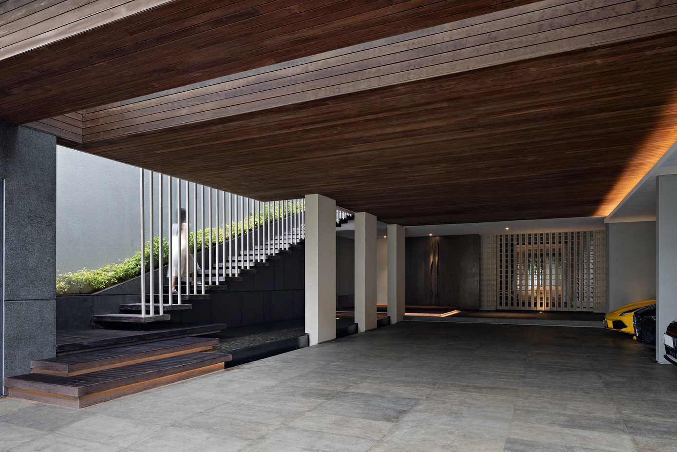 Tầng trệt là nơi đặt gara đỗ xe. Nơi đây vừa có đủ chỗ trưng bày 6 chiếc xe của gia chủ vừa có chỗ đậu xe cho khách.