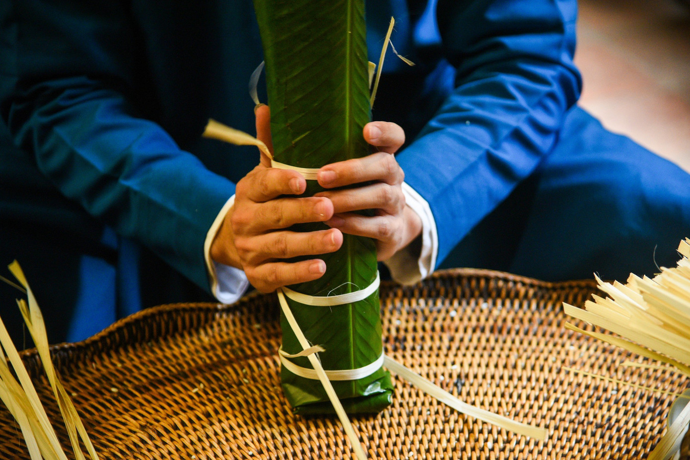 Quy trình làm ra một chiếc bánh chưng được những người thực hiện thể hiện một cách chậm rãi để người xem có thể kịp nhìn.