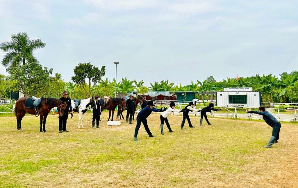 Cũng giống như những môn thể thao khác, trước khi tham gia một buổi tập cưỡi ngựa, người cưỡi ngựa sẽ được HLV hướng dẫn những động tác khởi động cần thiết. Bên cạnh đó, người tham gia cưỡi ngựa cần đội mũ bảo hộ và những vật dụng cần thiết như găng tay, giầy,... để đảm bảo an toàn, tránh những chấn thương không đáng có.