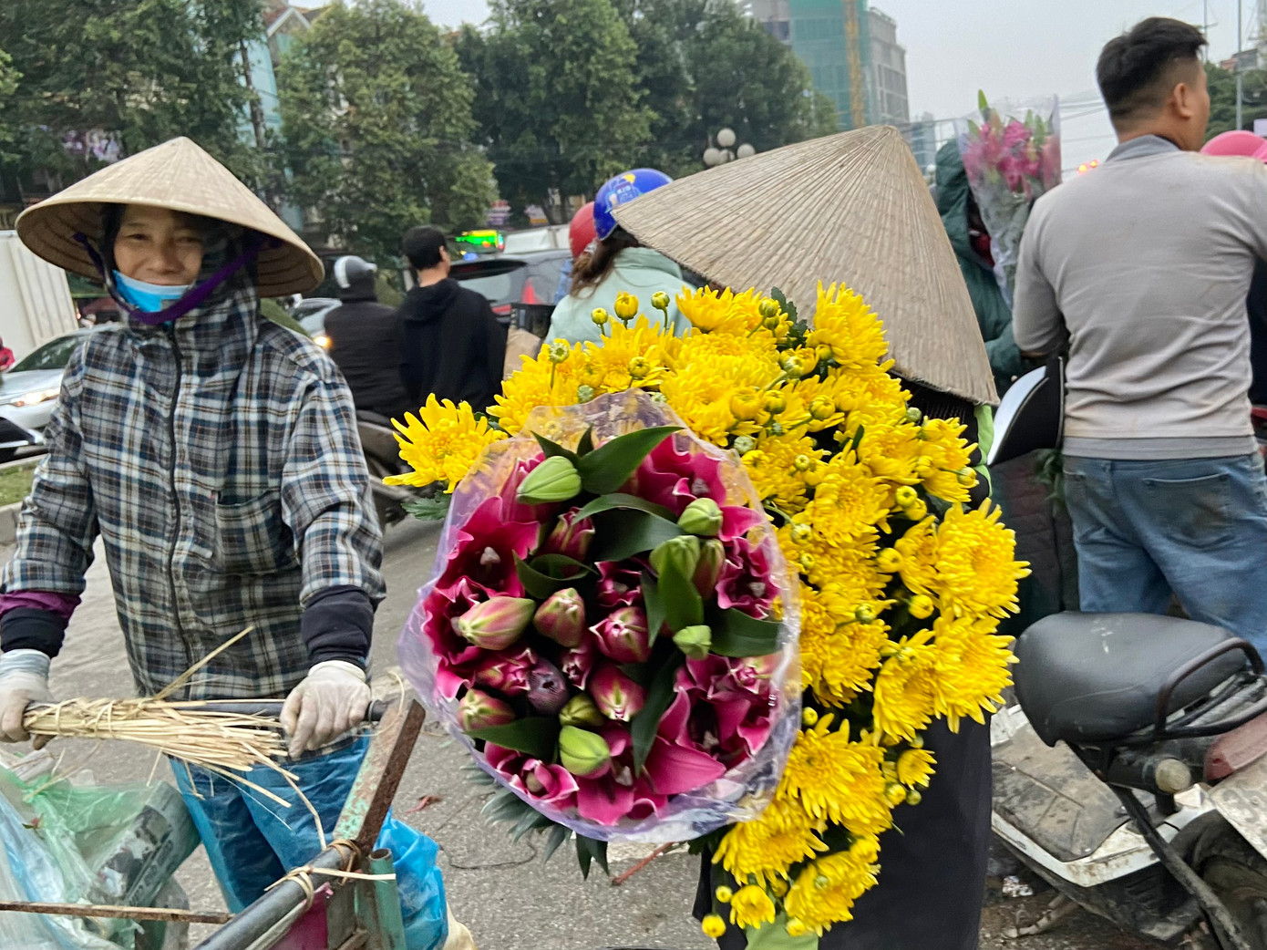 Người dân mua hoa về trang trí Tết trong nhà.