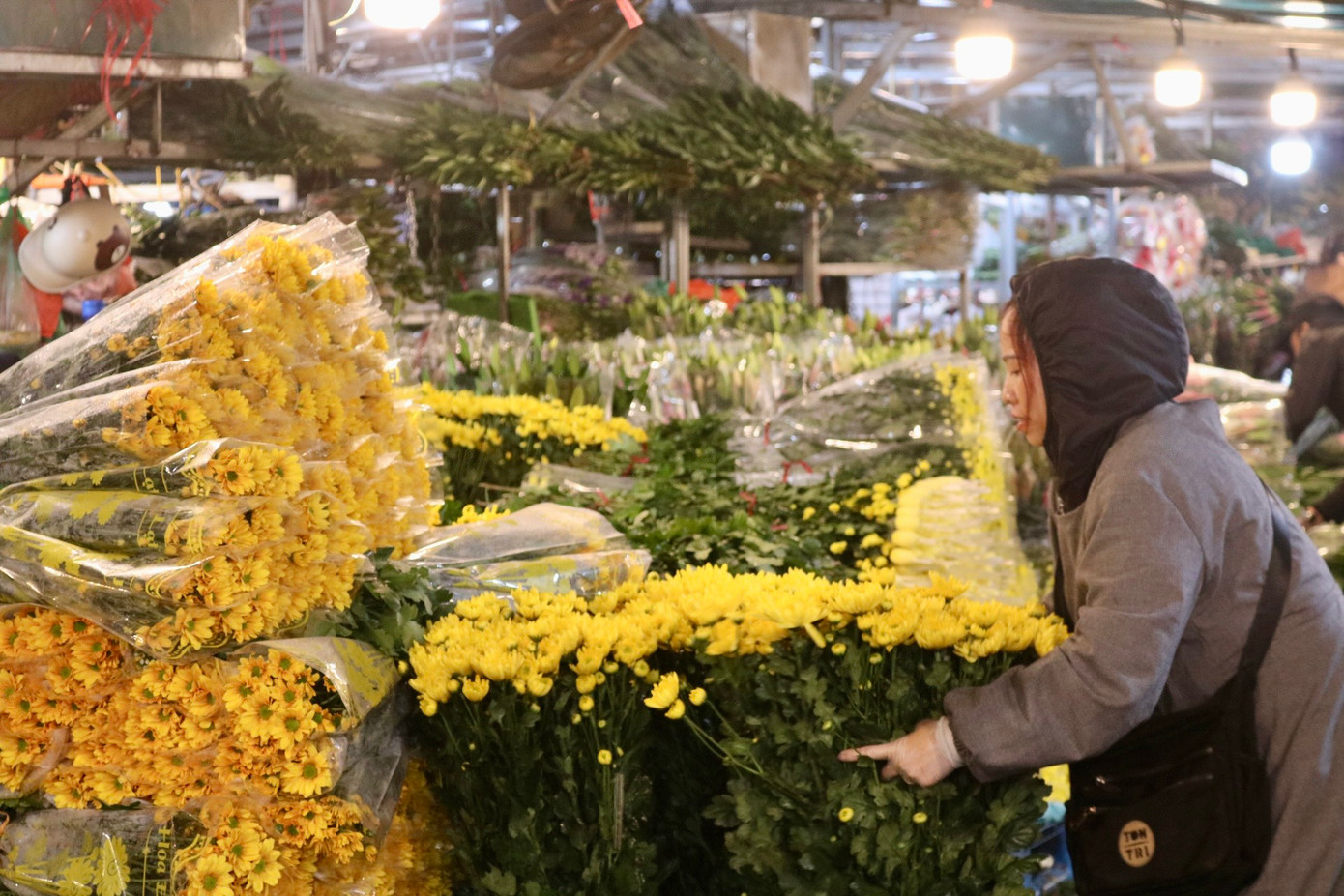 Các tiểu thương cho biết, tình hình buôn bán vào ngày rằm những năm trước đông đúc, tấp nập hơn nhưng tầm khoảng 2-3 năm nay, lượng người đến chợ vào ban đêm mua hoa thắp hương ngày rằm giảm đáng kể.