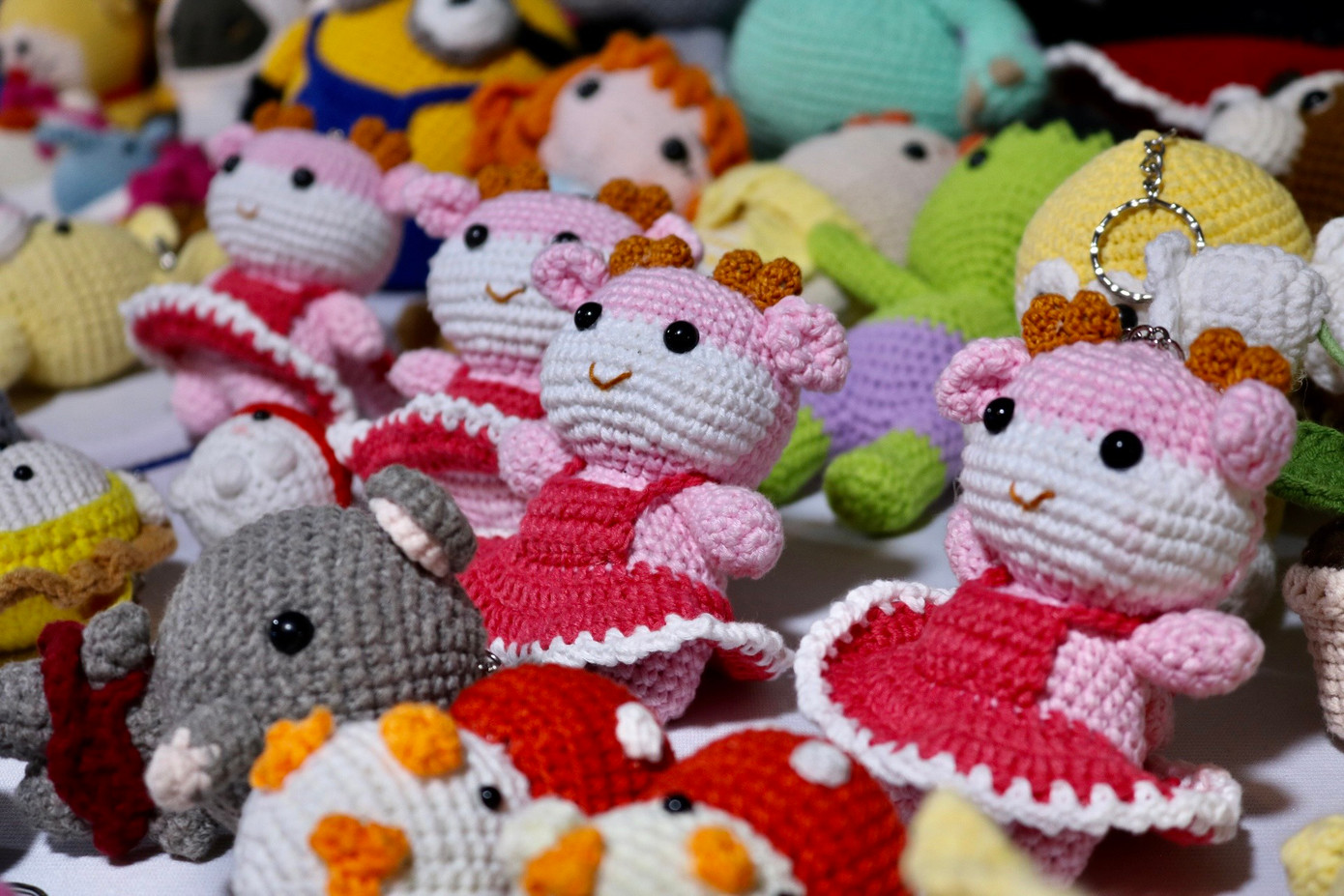 Tại một số gian hàng đồ handmade, chủ cửa hàng còn ngồi tạo sản phẩm để cho khách đến tham quan có thể tận mắt thấy được công đoạn làm nên sản phẩm.