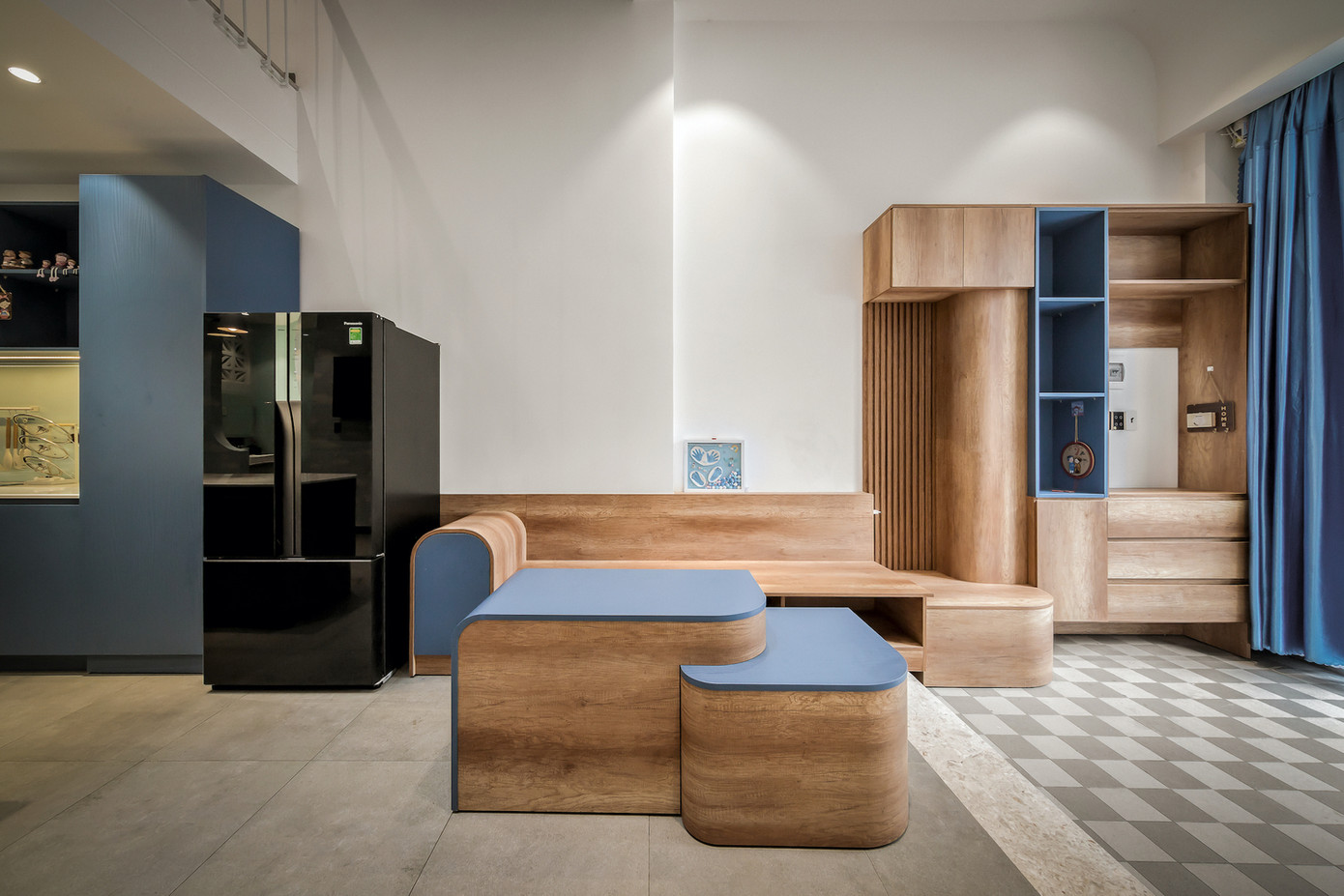 Những đường cong mềm mại ở góc tường không chỉ tăng tính an toàn mà còn tạo cảm giác gần gũi, liền mạch trong tổng thể kiến trúc.