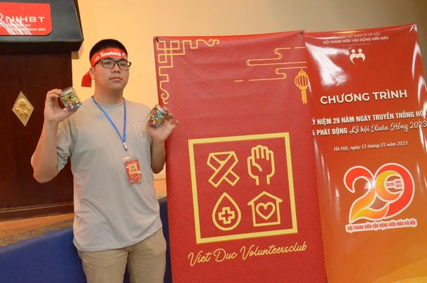 Em Nguyễn Tùng Lâm, Chủ tịch CLB tình nguyện trường THPT Việt Đức chia sẻ, CLB tham dự chương trình để trao cho các em nhỏ ở khoa Nhi của bệnh viện những suất quà được mua từ quỹ CLB kêu gọi trong thời gian gần đây. Đặc biệt, có những món quà, như hộp sao do chính các thành viên trong CLB tự tay gấp tặng.