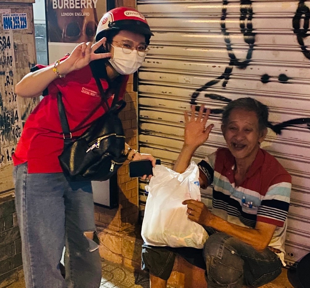 Những nụ cười hạnh phúc của cả người cho và người nhận