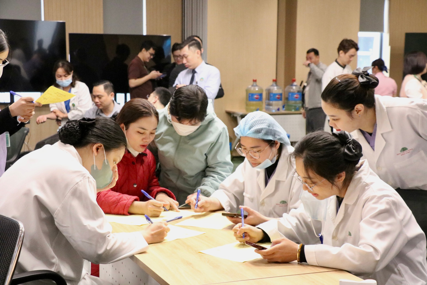 Đăng ký tham gia hiến máu có hơn 400 người là các y, bác sĩ, nhân viên của bệnh viện Đa khoa Hồng Ngọc - Phúc Trường Minh.