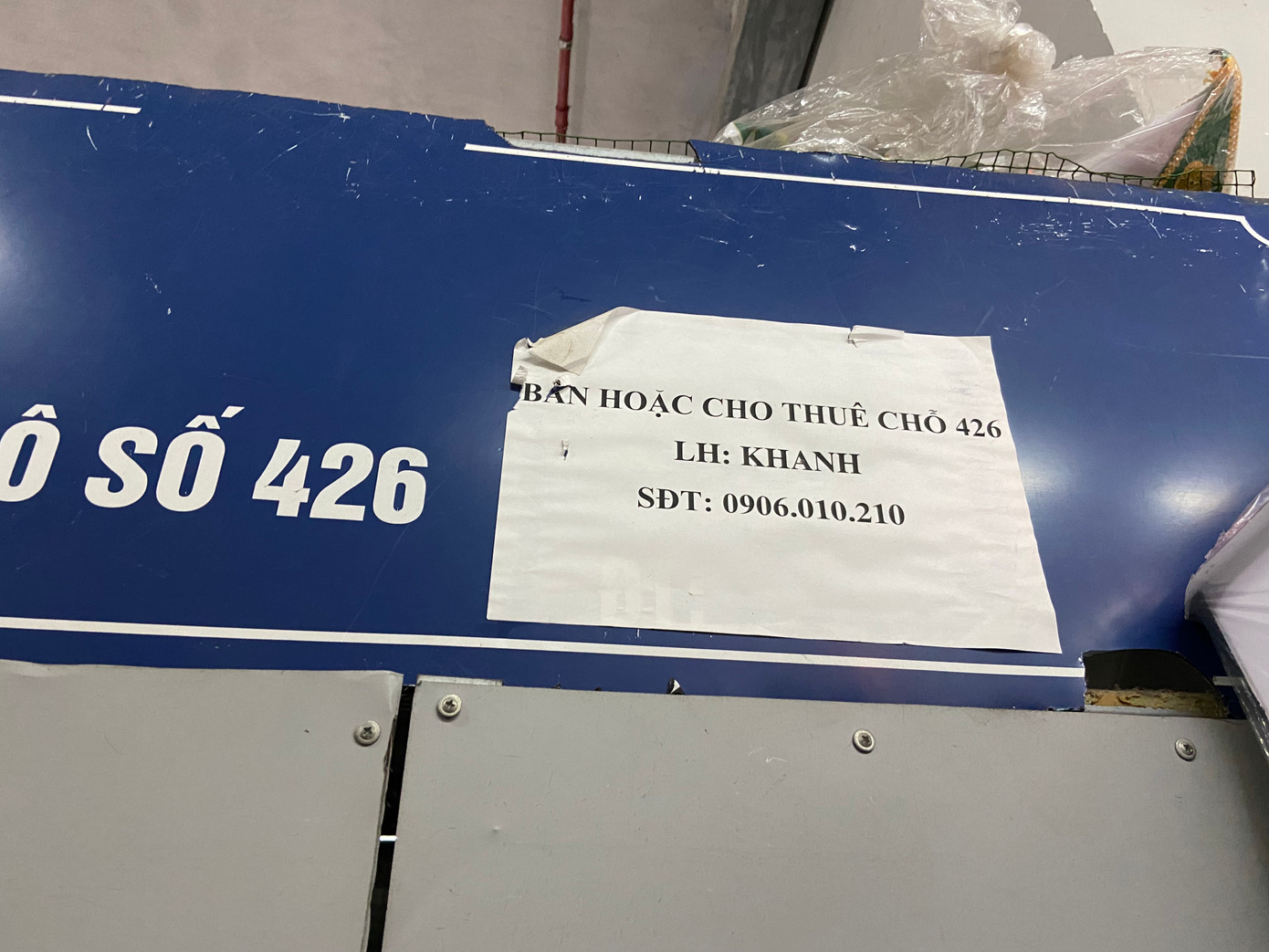 Theo các tiểu thương, từ khi cải tạo chợ cũ thành trung tâm thương mại, những chủ hàng cũ nếu muốn giữ chỗ bán quen phải bỏ tiền mua ki-ốt,... có nhiều chủ hàng mua ki-ốt rồi buôn bán ế ẩm đành rao bán hoặc cho thuê nhằm tháo vốn nhưng cũng không có người hỏi nên đành đóng cửa để đó. Theo các tiểu thương, từ khi cải tạo chợ cũ thành trung tâm thương mại, những chủ hàng cũ nếu muốn giữ chỗ bán quen phải bỏ tiền mua ki-ốt,... có nhiều chủ hàng mua ki-ốt rồi buôn bán ế ẩm đành rao bán hoặc cho thuê nhằm tháo vốn nhưng cũng không có người hỏi nên đành đóng cửa để đó.