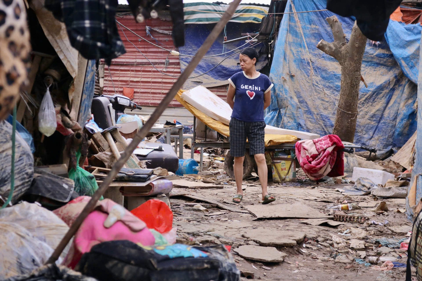 Bà Nguyễn Thị Bình (người dân xóm trọ) cho biết: " Chăn màn, nồi niêu trong nhà tôi gần như hư hỏng, bẩn hết. Chăn màn nà giờ toàn đất cát, tự giặt thì không sạch mà đem ra tiệm thì không ai nhận cho. Bỏ đi thì không có tiền mà mua nên cứ để tạm ra sân rồi khi dọn dẹp nhà cửa xong xuôi sẽ tính". Bà Nguyễn Thị Bình (người dân xóm trọ) cho biết: " Chăn màn, nồi niêu trong nhà tôi gần như hư hỏng, bẩn hết. Chăn màn nà giờ toàn đất cát, tự giặt thì không sạch mà đem ra tiệm thì không ai nhận cho. Bỏ đi thì không có tiền mà mua nên cứ để tạm ra sân rồi khi dọn dẹp nhà cửa xong xuôi sẽ tính".
