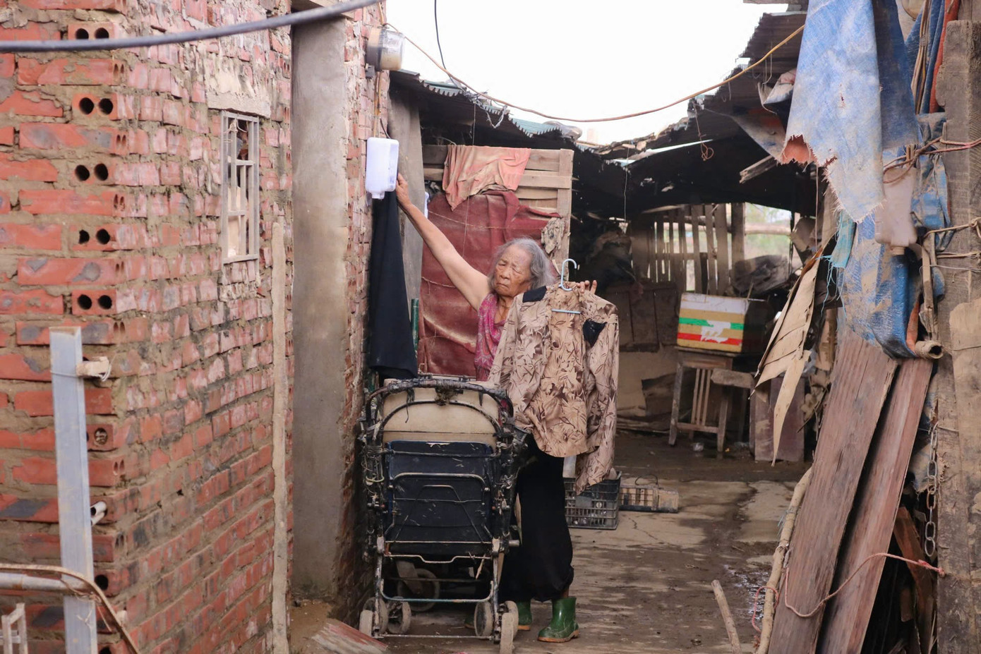 Quần áo sau những hôm mưa lũ gần như bị ướt, bẩn nên nhà nào cũng phải giặt hết lại một lượt. Quần áo sau những hôm mưa lũ gần như bị ướt, bẩn nên nhà nào cũng phải giặt hết lại một lượt.