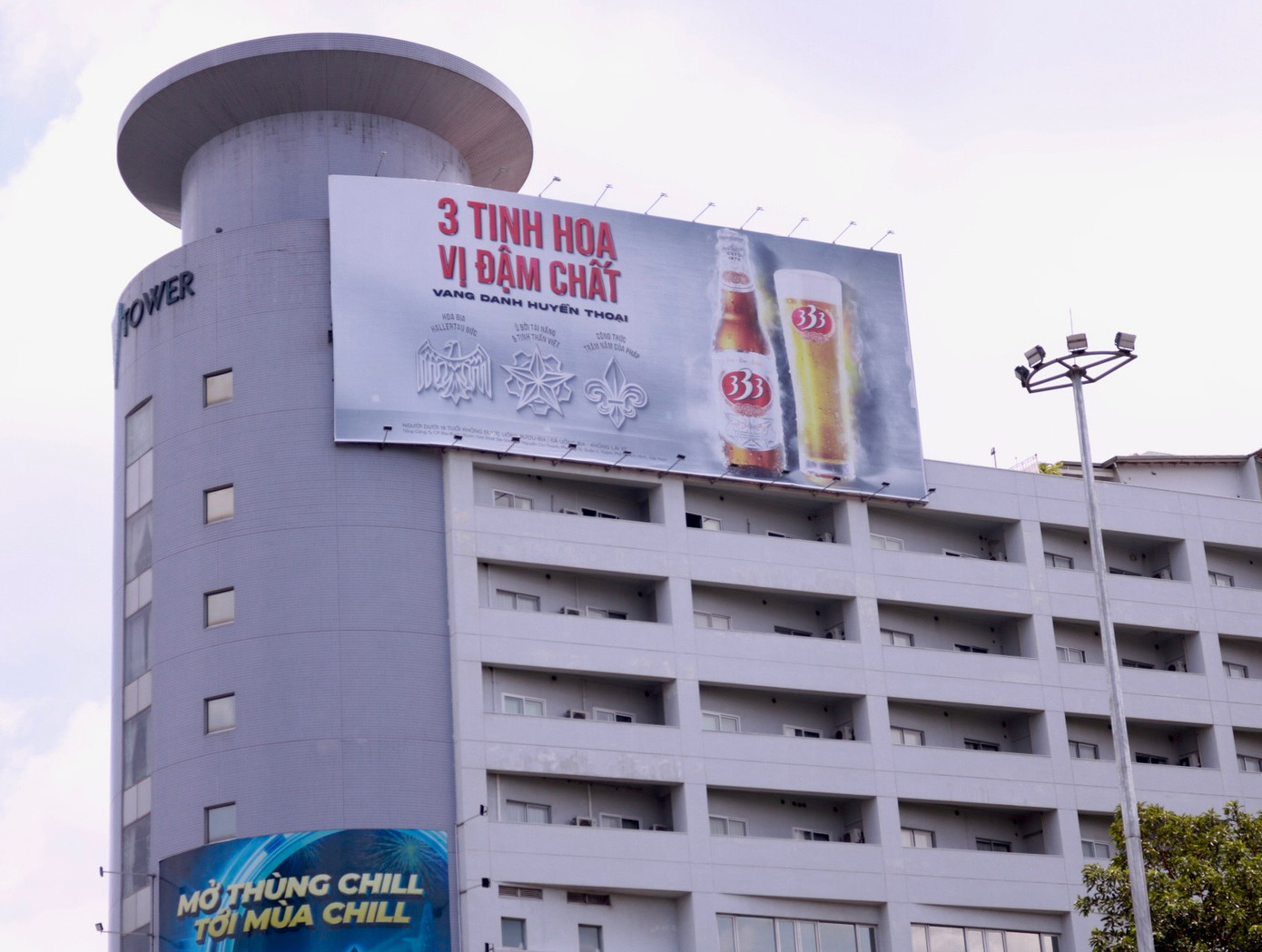 Theo báo cáo kết quả giám sát thực hiện các quy định pháp luật về hoạt động quảng cáo trên địa bàn thành phố do Ban Văn hóa - Xã hội (HĐND TP Hà Nội ) thực hiện cho thấy, việc tham mưu, xây dựng các cơ chế, chính sách, quy định liên quan đến hoạt động quảng cáo còn chưa đồng bộ, chậm được điều chỉnh; chậm ban hành quy định chi tiết, hướng dẫn triển khai dẫn đến quận, huyện, doanh nghiệp gặp khó trong thực hiện. Vị trí quy hoạch quảng cáo ngoài trời không khả thi. Công tác quản lý biển quảng cáo tấm lớn còn hạn chế, vi phạm cũ chưa được giải quyết dứt điểm thì phát sinh vi phạm mới, có nơi tái phát.