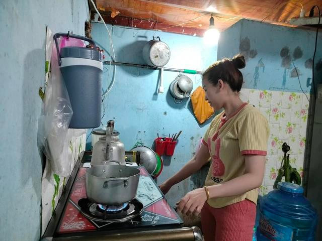 Ca kíp triền miên, nhiều công nhân phải gửi con về quê do không có thời gian chăm sóc gia đình. Ca kíp triền miên, nhiều công nhân phải gửi con về quê do không có thời gian chăm sóc gia đình.