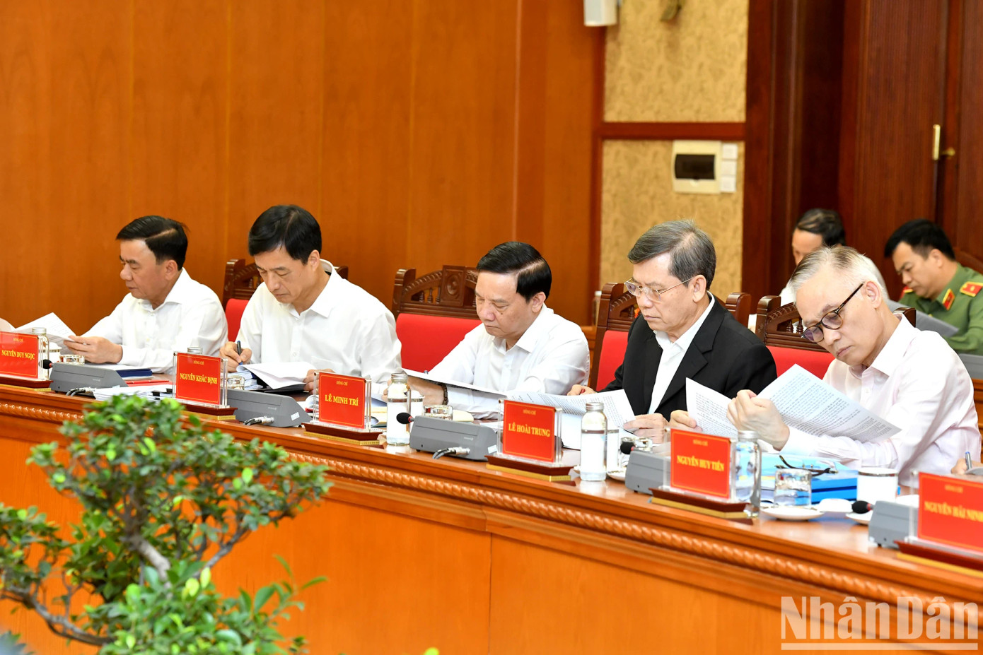 Các đồng chí lãnh đạo Đảng, Nhà nước và các đại biểu tham dự cuộc họp.