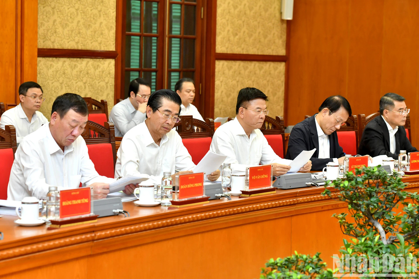 Các đồng chí lãnh đạo Đảng, Nhà nước và các đại biểu tham dự cuộc họp.