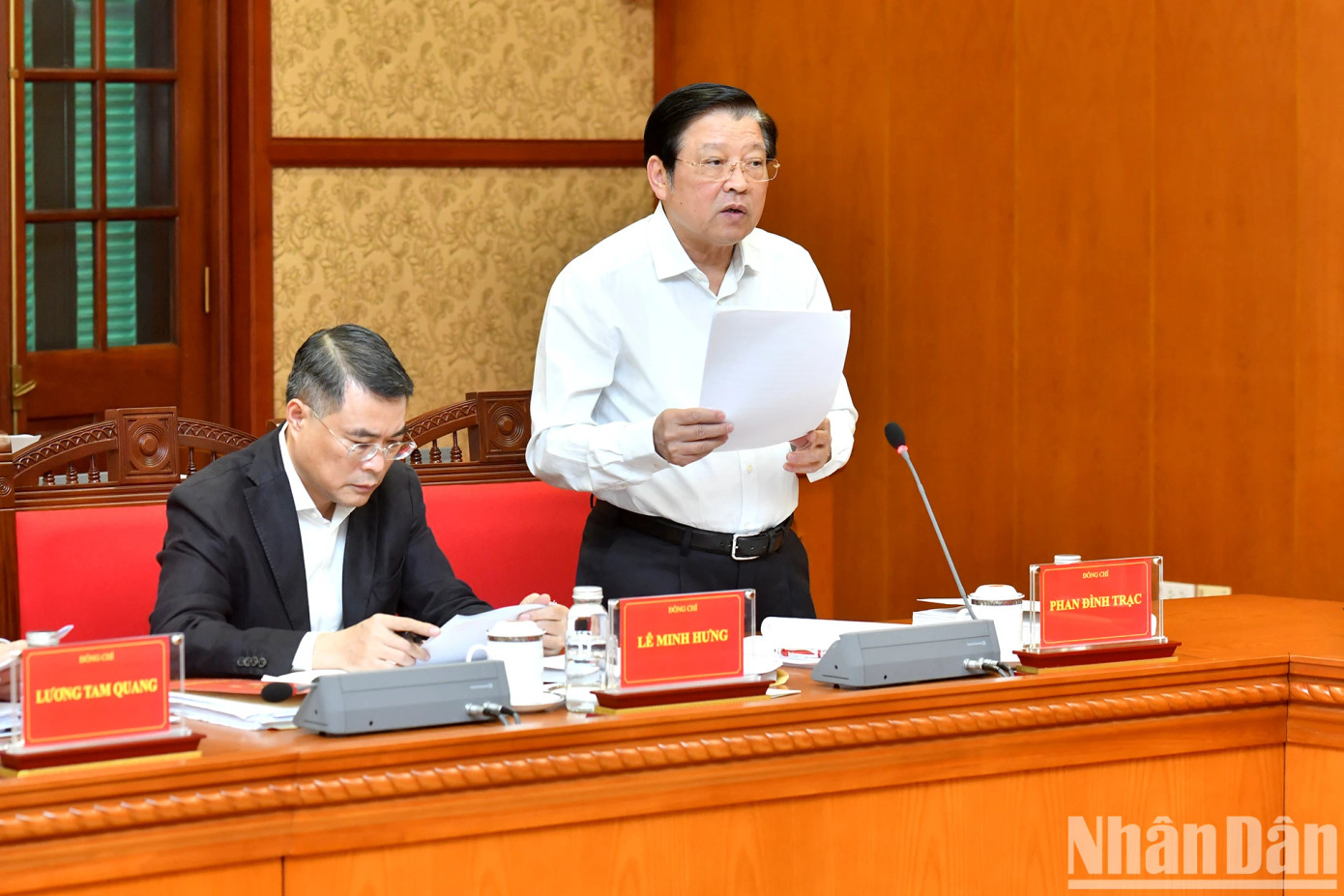 Đồng chí Phan Đình Trạc, Ủy viên Bộ Chính trị, Bí thư Trung ương Đảng, Trưởng ban Nội chính Trung ương trình bày báo cáo tại cuộc họp.