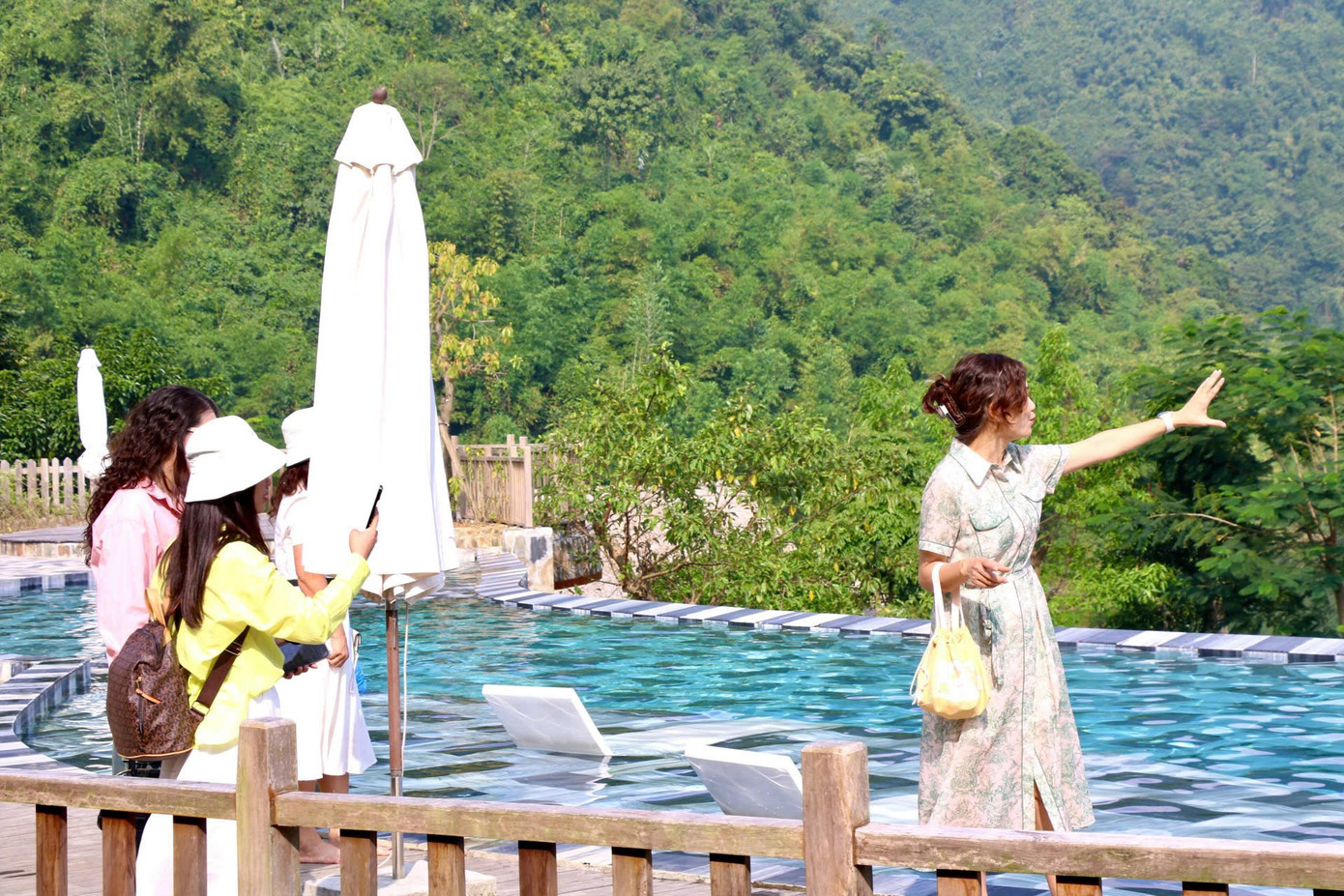 Hồ Hòa Bình không chỉ là điểm đến du lịch mà còn là biểu tượng của sự kết hợp hài hòa giữa thiên nhiên hùng vĩ và văn hóa phong phú Hòa Bình. Với định hướng phát triển du lịch bền vững, gắn với bảo tồn văn hóa dân tộc và bảo vệ môi trường, Hòa Bình đang từng bước khẳng định vị thế của mình trên bản đồ du lịch Việt Nam.