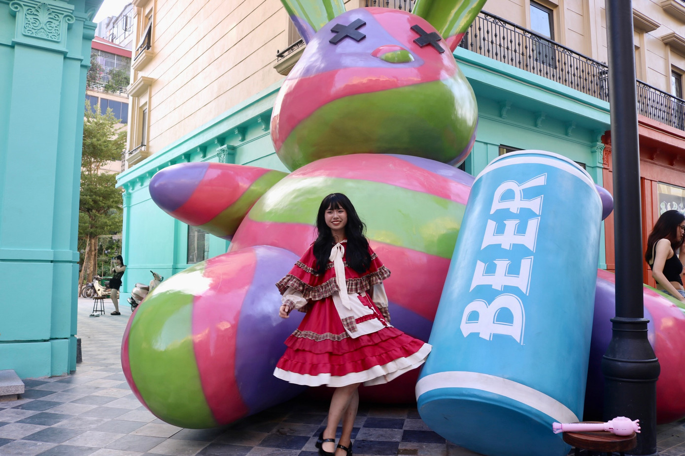 Nơi đây được trang bị nhiều hạng mục decor đường phố độc đáo, giải trí thú vị: Carnaval, ảo thuật, ký họa, tô tượng... Điểm nhấn đặc biệt là chú thỏ khổng lồ cao 7m nổi bật giữa phố. Cùng với đó là hơn 20 xe ẩm thực, mua sắm phong cách châu Âu.