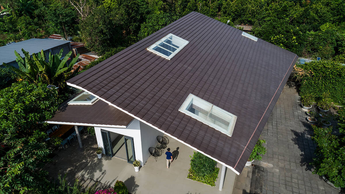 Ngôi nhà được có diện tích mặt sàn rộng 260 m2 được xây dựng trên khu đất có diện tích 1641 m2. Gia chủ mong muốn có một nơi để tụ tập mỗi khi có dịp và cũng là nơi để an hưởng tuổi già.