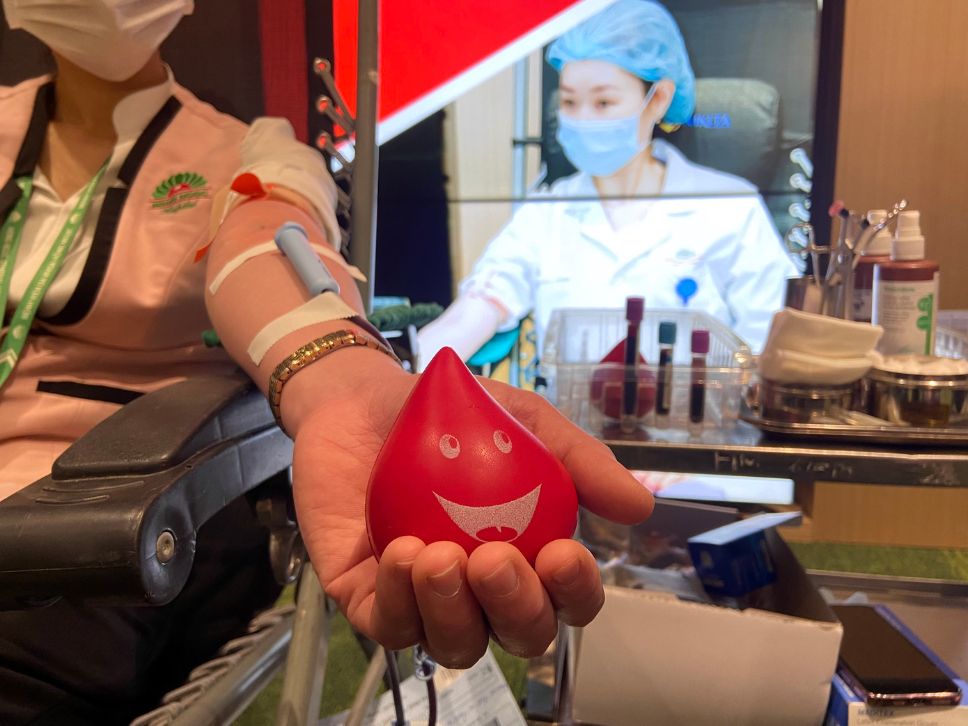 Chương trình "Hiến máu cứu người - Sinh mệnh của bạn và tôi" được tổ chức tại 2 cơ sở của Bệnh viện Đa khoa Hồng Ngọc (cơ sở 55 Yên Ninh và cơ sở số 8 Châu Văn Liêm) và nhận về 329 đơn vị máu trong buổi sáng 12/1.