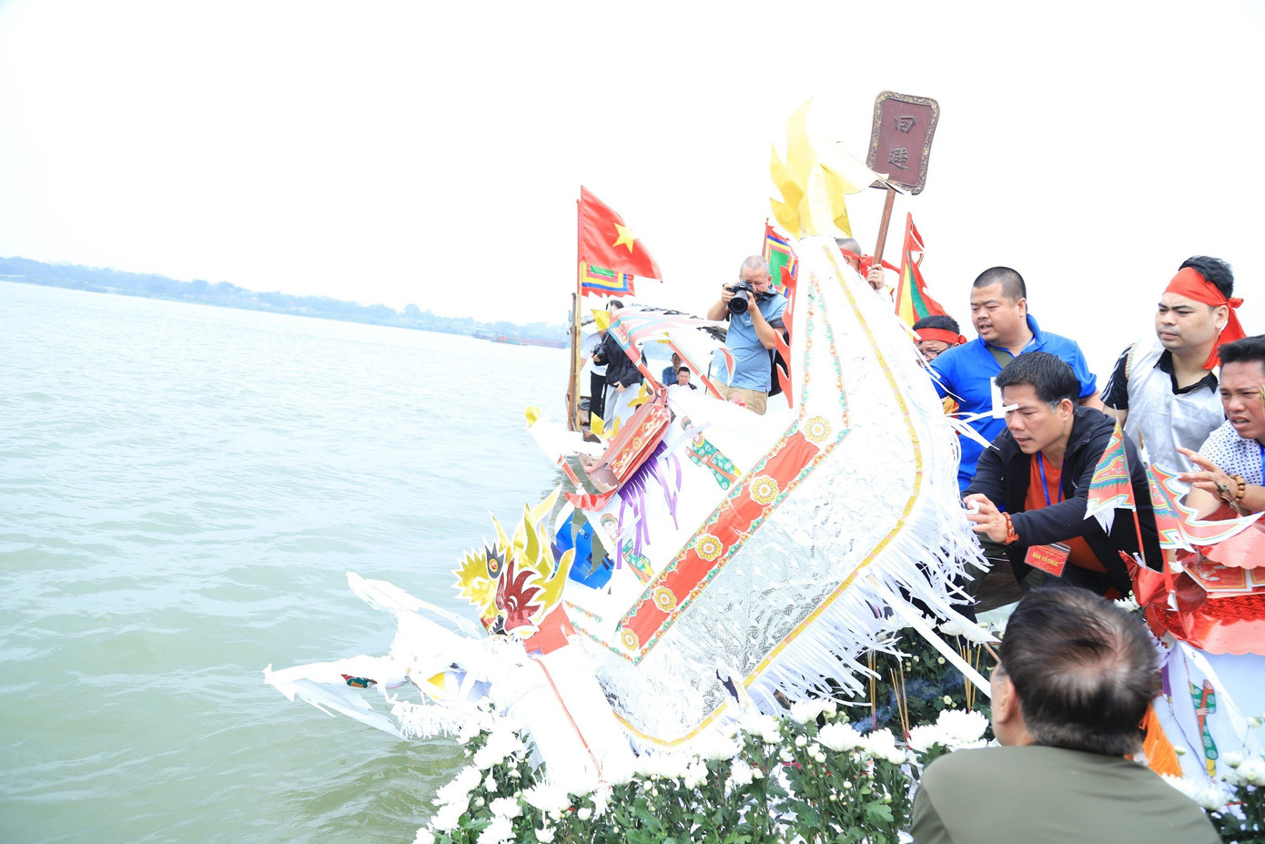 Nghi thức thả thuyền trong lễ rước nước được thực hiện giữa sông Hồng.