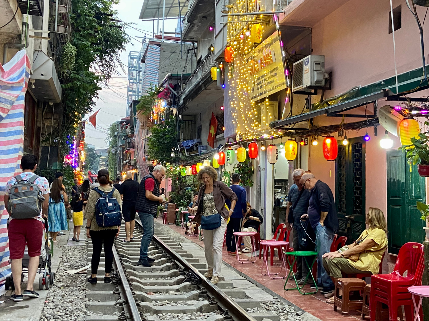 Tụ điểm kinh doanh cà phê đường tàu mới nối từ Trần Phú đến Phùng Hưng Tụ điểm kinh doanh cà phê đường tàu mới nối từ Trần Phú đến Phùng Hưng