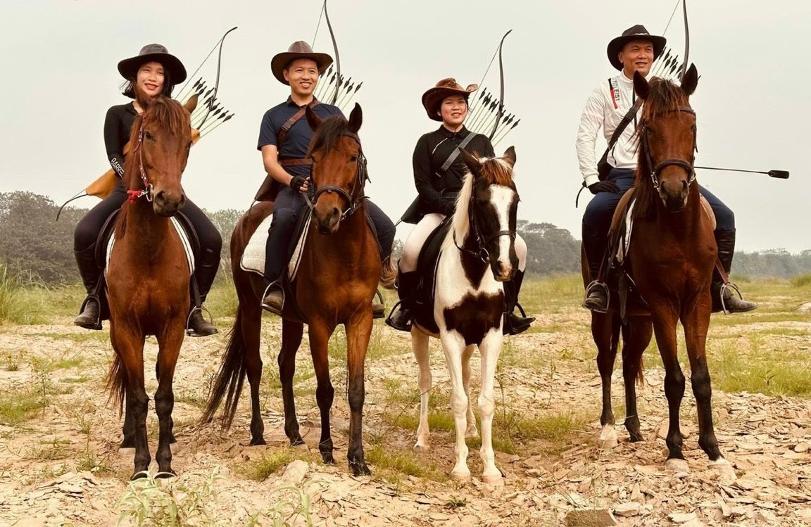 Không chỉ nam giới mà những bạn nữ cũng rất yêu thích bộ môn cưỡi ngựa.