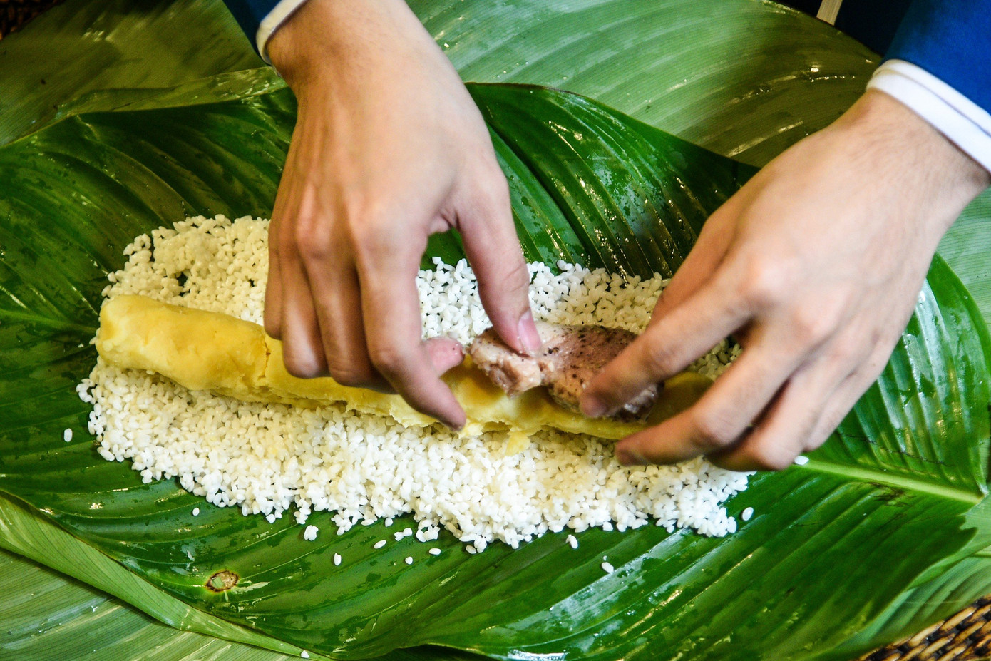 Tục gói bánh chưng, bánh tét ngày Tết đã trở thành nét văn hóa truyền thống của dân tộc Việt Nam dùng để cúng lễ thể hiện lòng biết ơn đối với tổ tiên và nói lên sự mong cầu về một năm no ấm, đủ đầy.