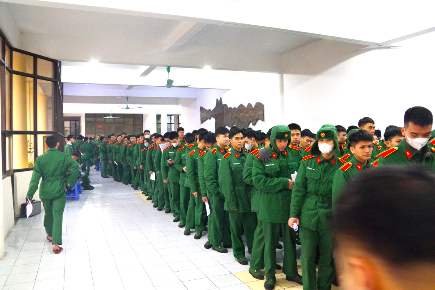 Không quản trời rét buốt, từ 6h30 sáng, nhiều học viên của Học viện KTQS đã đến xếp hàng chờ đăng ký tham gia hiến máu, hưởng ứng chương trình Chủ Nhật Đỏ. Không quản trời rét buốt, từ 6h30 sáng, nhiều học viên của Học viện KTQS đã đến xếp hàng chờ đăng ký tham gia hiến máu, hưởng ứng chương trình Chủ Nhật Đỏ.