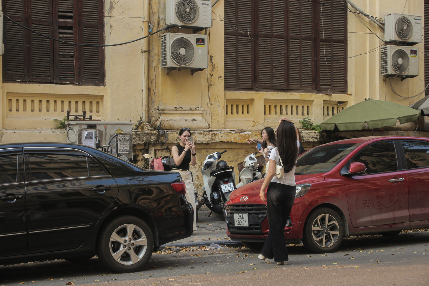 Trước đây, phố này nổi tiếng với các cửa hàng chuyên bán áo quần, thường được gọi là Hàng Sũ, cùng với một số cửa hàng bán đồ gỗ khác.