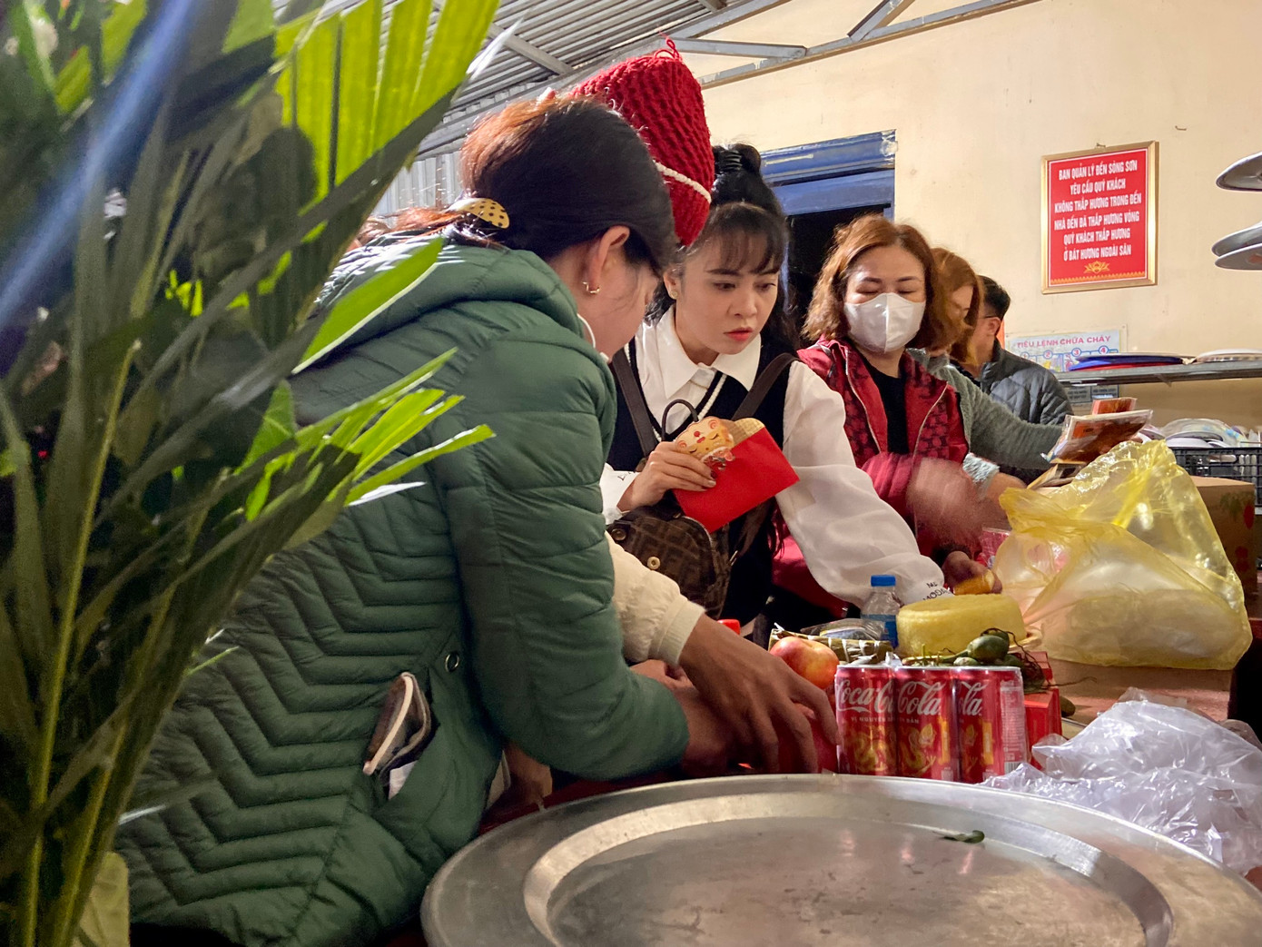 Đền Sòng Sơn thờ Mẫu Liễu Hạnh, vị thần quan trọng trong đạo Mẫu Việt Nam - một trong “Tứ bất tử” của dân gian Việt Nam. Đây được coi là ngôi đền linh thiêng, nổi tiếng bậc nhất Bỉm Sơn gắn với câu ca truyền tụng “Đền Sòng thiêng nhất xứ Thanh”.