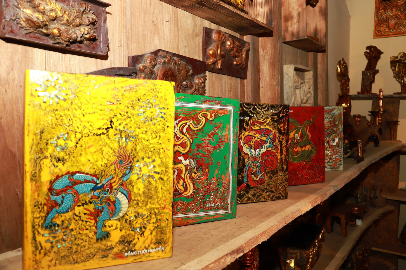 Nhiều tác phẩm rồng độc bản được trưng bày tại không gian triển lãm.