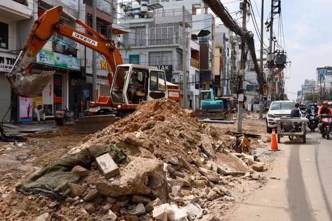 Đường Cách Mạng Tháng 8, quận 3 đang được dọn sạch mặt bằng để chuẩn bị khởi công.