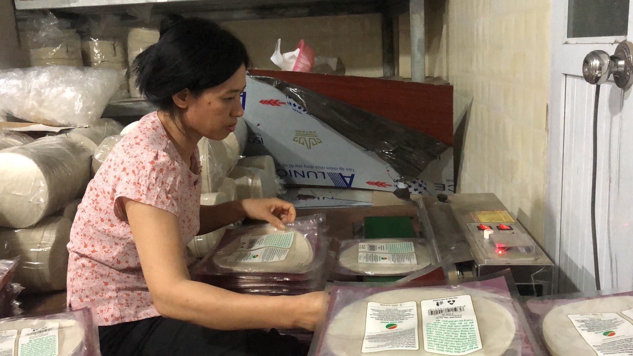 Trước kia, bà con làng Chều chủ yếu sản xuất thủ công nên năng suất, sản lượng không cao. Đúc rút được kinh nghiệm, nhiều hộ sản xuất đã áp dụng khoa học công nghệ, từng bước hoàn thiện sản xuất, sản lượng bánh làm ra gấp nhiều lần trước đây.