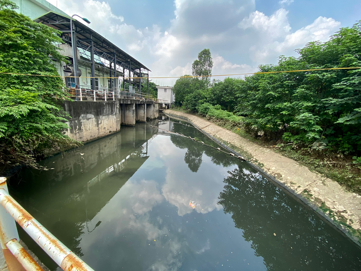 Khu vực chứa nước trạm bơm Đồng Bông 1 nước đen đặc, mùi thối nồng nặc Khu vực chứa nước trạm bơm Đồng Bông 1 nước đen đặc, mùi thối nồng nặc