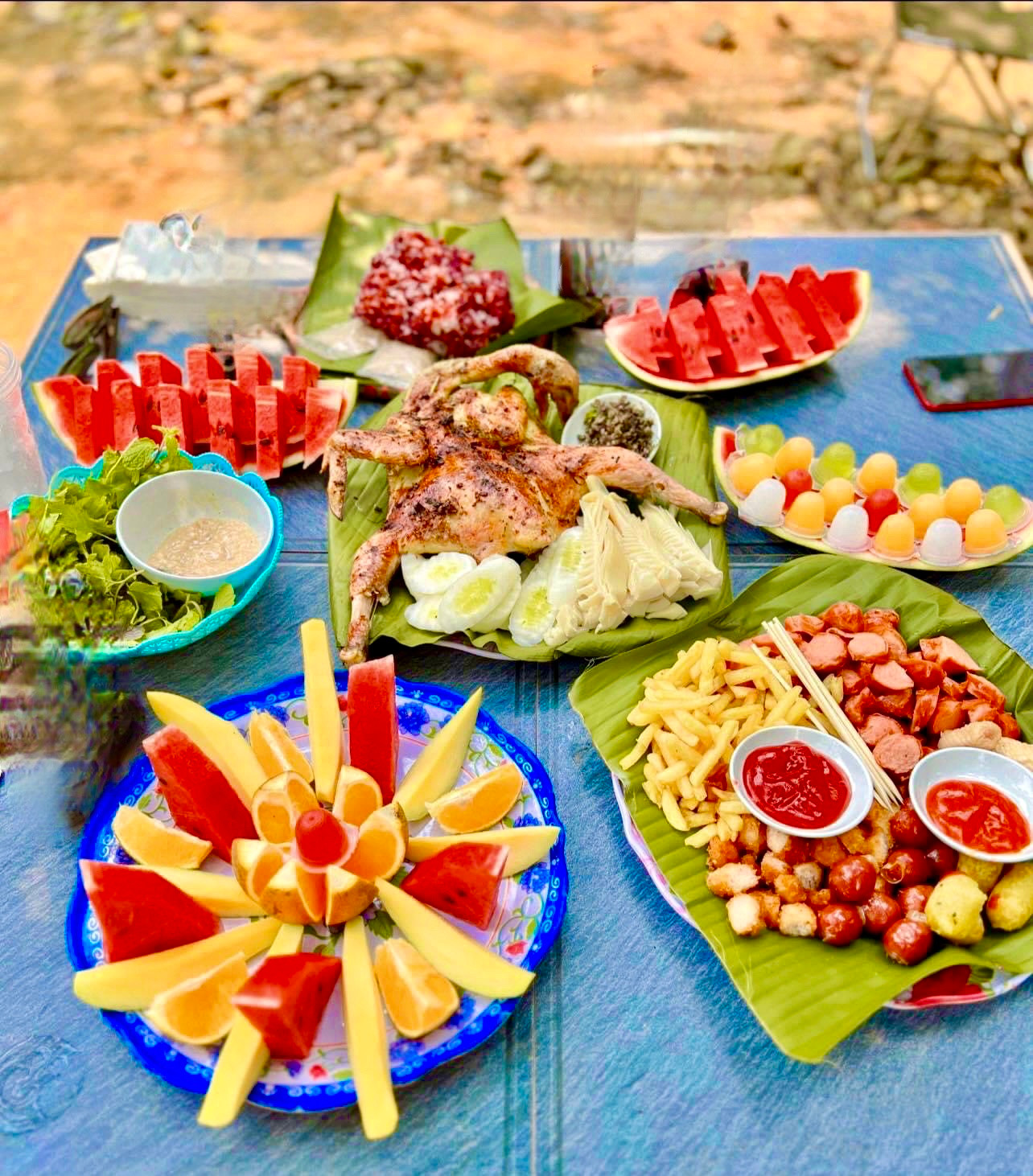 Được hòa mình vào thiên nhiên, ngắm cảnh sắc núi rừng và làm việc hay thưởng thức các món ăn dân dã là niềm đam mê của rất nhiều bạn trẻ. Được hòa mình vào thiên nhiên, ngắm cảnh sắc núi rừng và làm việc hay thưởng thức các món ăn dân dã là niềm đam mê của rất nhiều bạn trẻ.