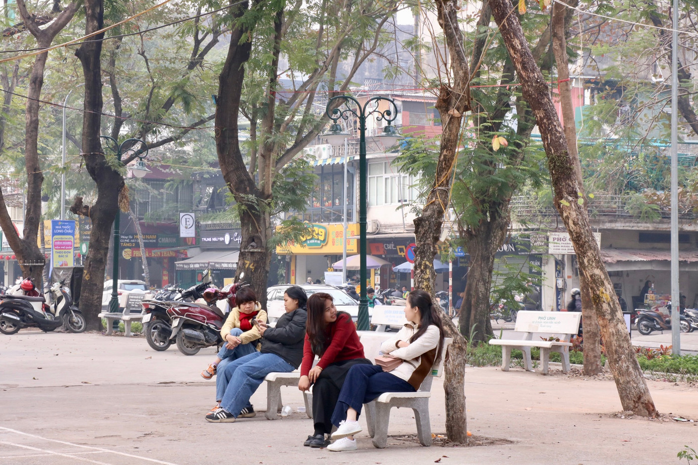 Diện mạo bên ngoài công viên Tuổi trẻ Thủ đô trở nên thoáng đãng, sạch sẽ sau khi hoàn thiện tháo dỡ hàng rào. Diện mạo bên ngoài công viên Tuổi trẻ Thủ đô trở nên thoáng đãng, sạch sẽ sau khi hoàn thiện tháo dỡ hàng rào.