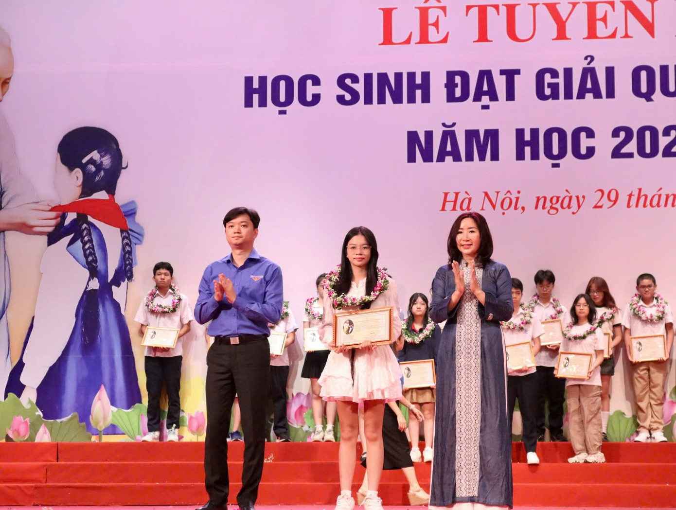 Tại Lễ tuyên dương, các em học sinh được lãnh đạo ban, bộ ngành, đoàn thể trung ương và lãnh đạo Công đoàn Viên chức Việt Nam trao phần thưởng. Tại Lễ tuyên dương, các em học sinh được lãnh đạo ban, bộ ngành, đoàn thể trung ương và lãnh đạo Công đoàn Viên chức Việt Nam trao phần thưởng.