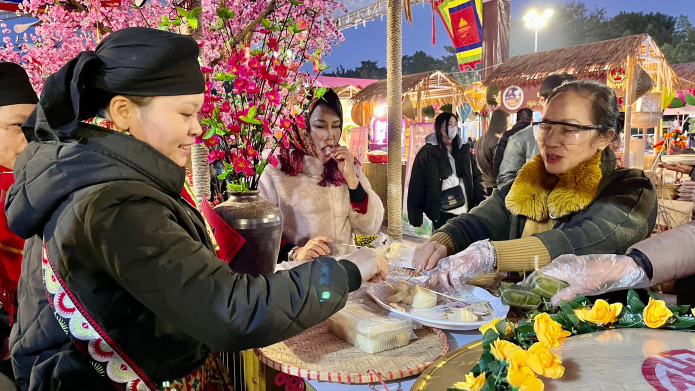 Các cô gái người Tày cũng được dịp thưởng thức món bánh đúc độc đáo của Hà Nội