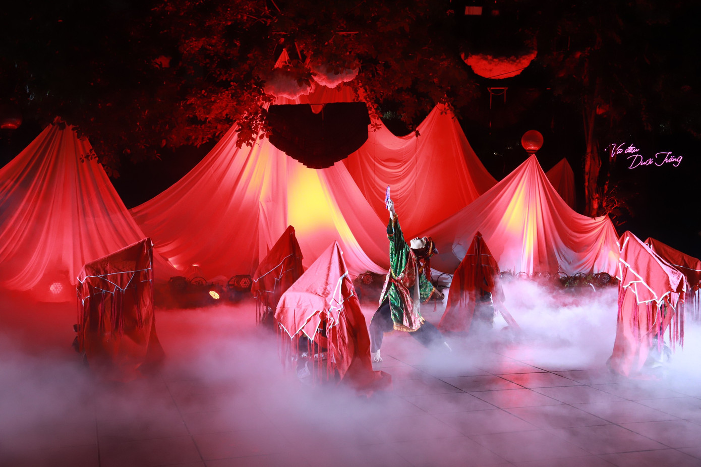 Điểm nhấn trong lễ khai mạc "Ngày hội văn hóa, du lịch Sa Pa tại Hà Nội” là chương trình nghệ thuật "Bốn phương trời - Việt Nam ơi" do nhóm thiếu nhi dân tộc Mông trình diễn; chương trình nghệ thuật "Vũ điệu dưới trăng" và hoạt động tái hiện không gian chợ phiên, chợ tình Sa Pa. Bên cạnh đó, ngày hội còn diễn ra các tiết mục nghệ thuật dân ca, dân vũ mang dấu ấn văn hóa truyền thống của 5 dân tộc thiểu số của Sa Pa: H'Mông, Dao Đỏ, Tày, Giáy, Xa Phó.