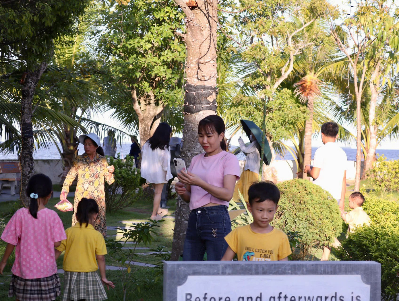 Vào mùa du lịch biển Hải Tiến từ tháng 4 đến tháng 9, chùa Bụt đón nhiều lượt khách đến tham quan.