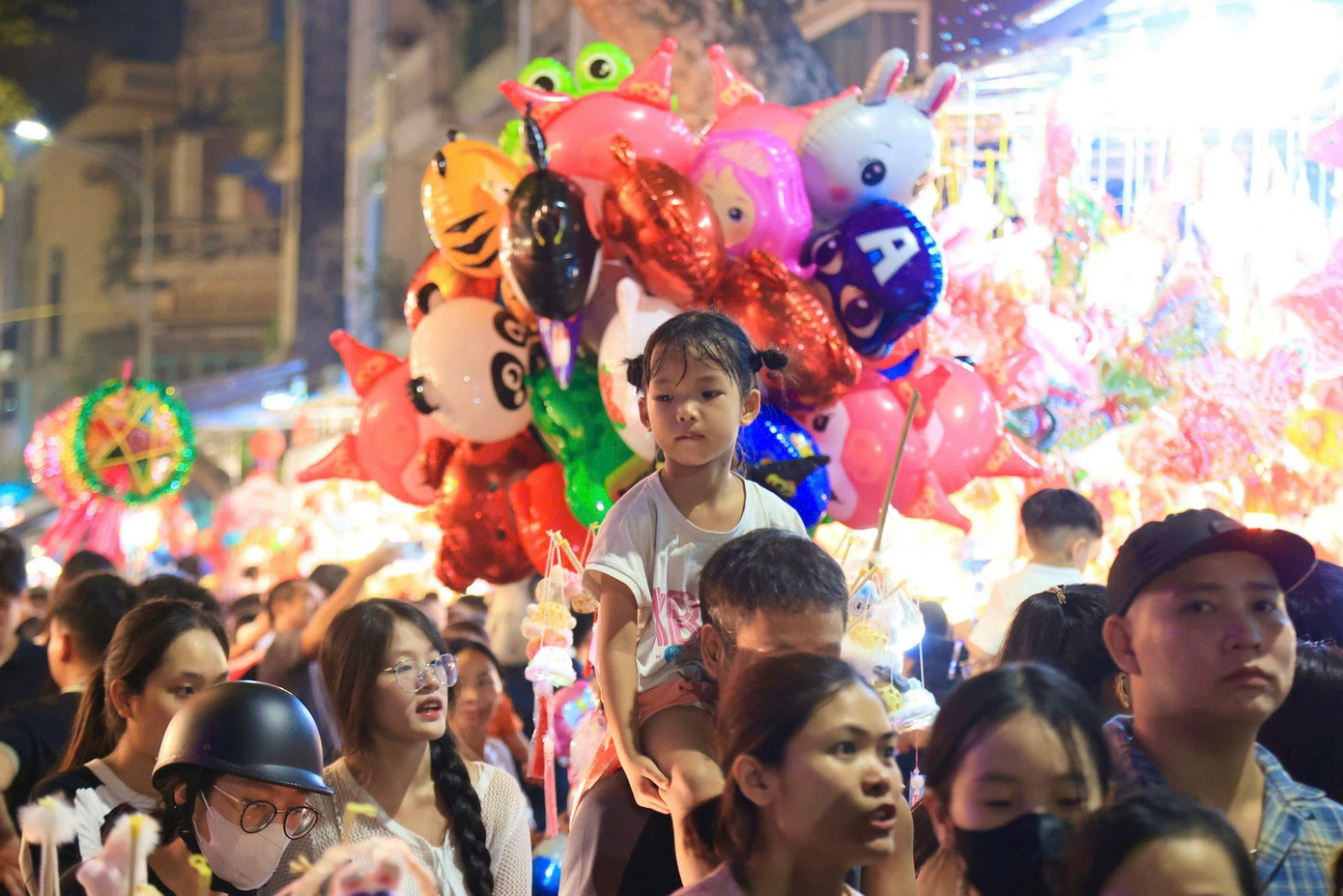 Nhiều bạn nhỏ được phụ huynh dẫn chơi trung thu sớm trên phố Hàng Mã.