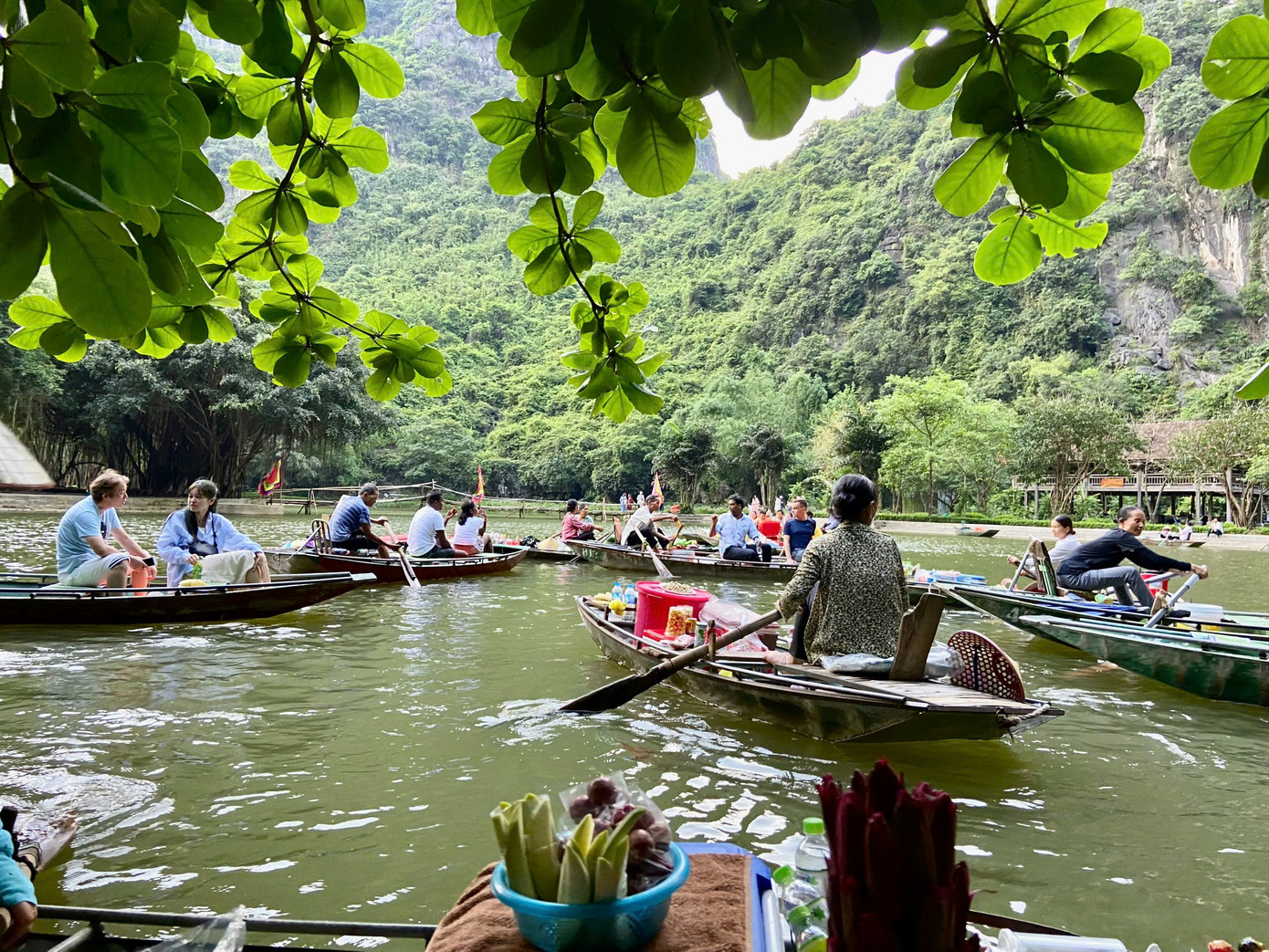 Du lịch Tam Cốc diễn ra quanh năm nhưng du khách thường đến đây vào độ tháng 5, tháng 6 khi lúa hai bên bờ sông bắt đầu chín vàng để có thể tận hưởng được hết những sống động trong cảnh sắc thiên nhiên. Khoảng thời gian tháng 9 lượng khách sẽ hạn chế hơn vì đây là mùa mưa bão.