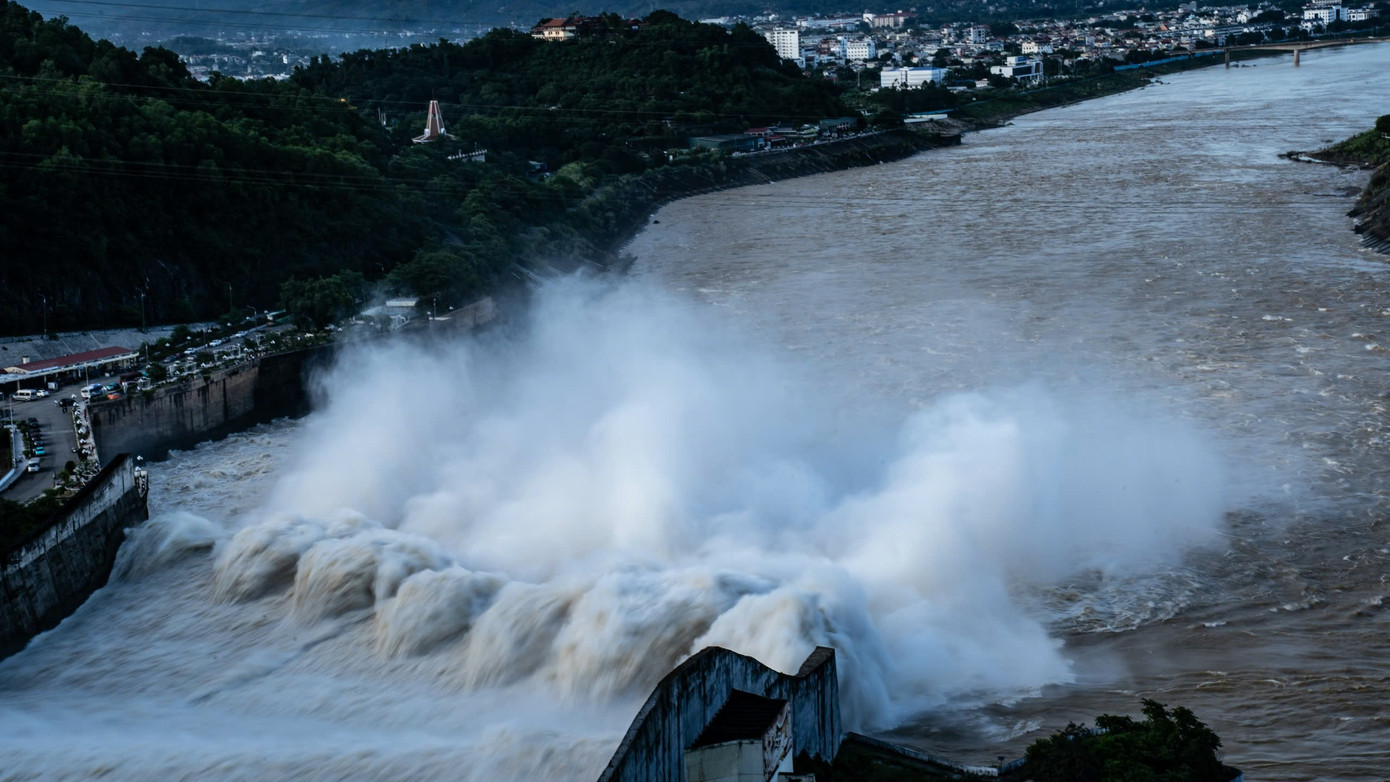 Để đảm bảo an toàn cho công trình và các hoạt động ven sông, sáng cùng ngày, Bộ NN&amp;PTNT đã có công văn gửi đến 14 tỉnh, thành phố thuộc hệ thống sông Hồng, sông Thái Bình đề nghị tổ chức thông báo ngay đến các cấp chính quyền, người dân, các tổ chức hoạt động tại lưu vực các con sông để kịp thời chủ động biện pháp phòng tránh đảm bảo an toàn về người, tài sản.