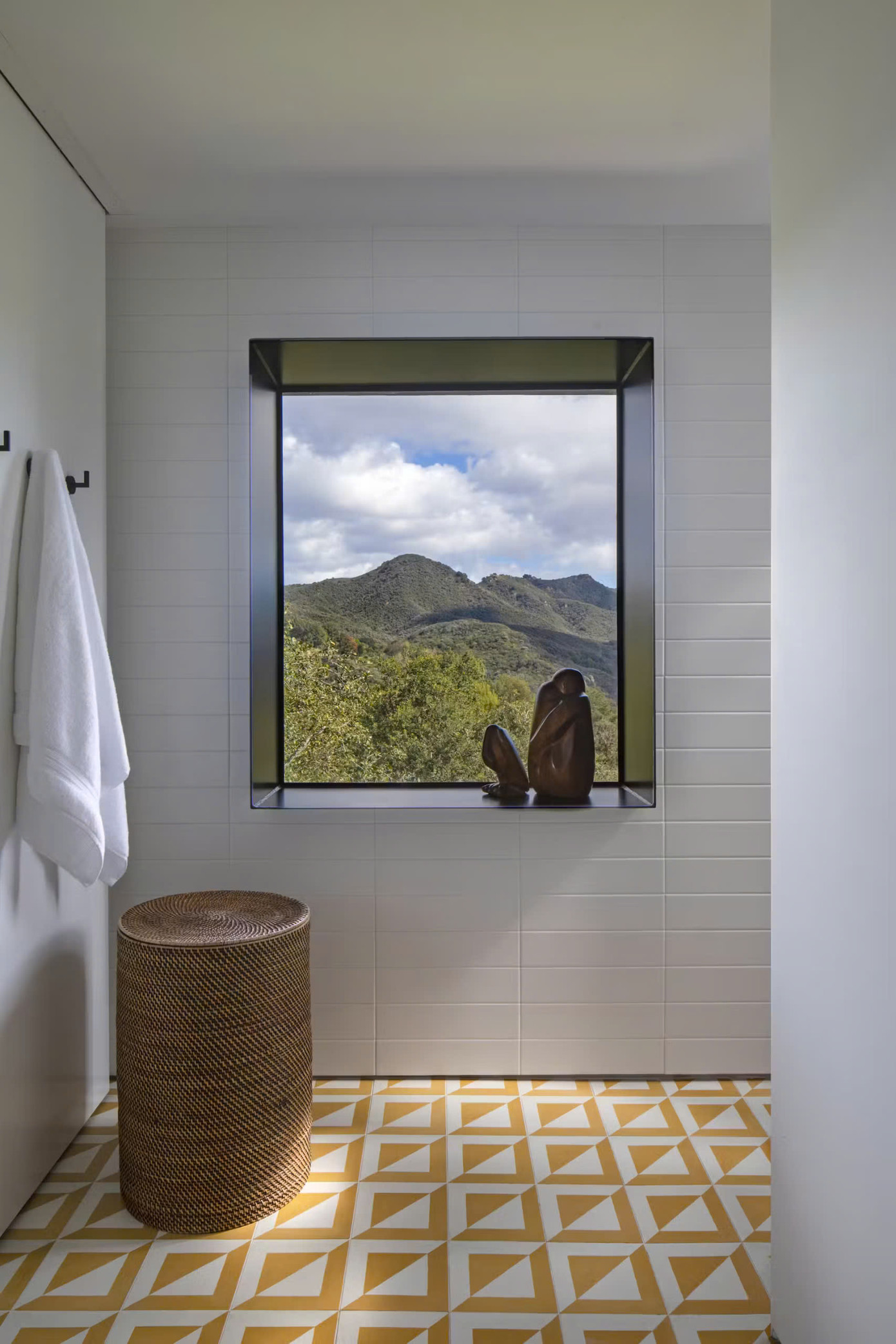 Không gian phòng tắm được thiết kế đơn giản nhưng vẫn đảm bảo đủ công năng và gọn mắt.