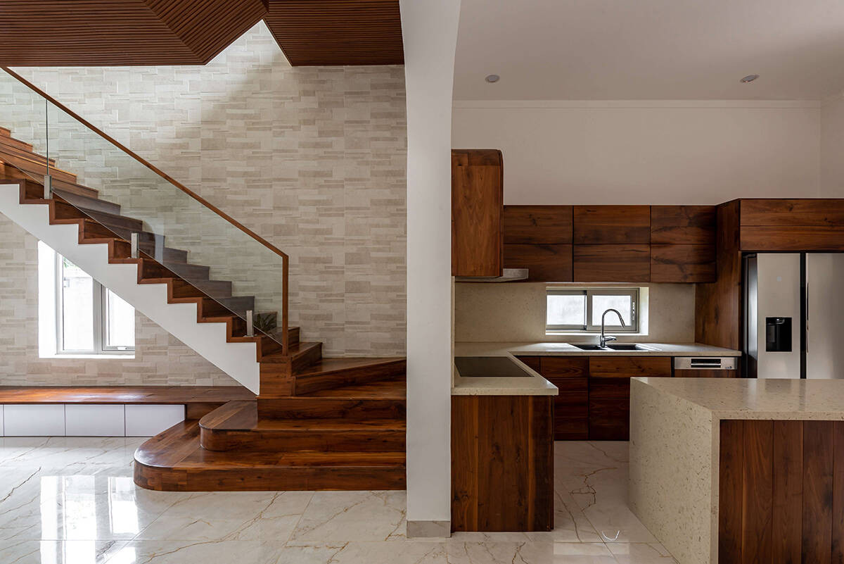 Hành lang tầng 1 cũng thiết kế với đủ lối đi, tạo ra khoảng giếng trời lấy sáng và gió vào trong ngôi nhà.