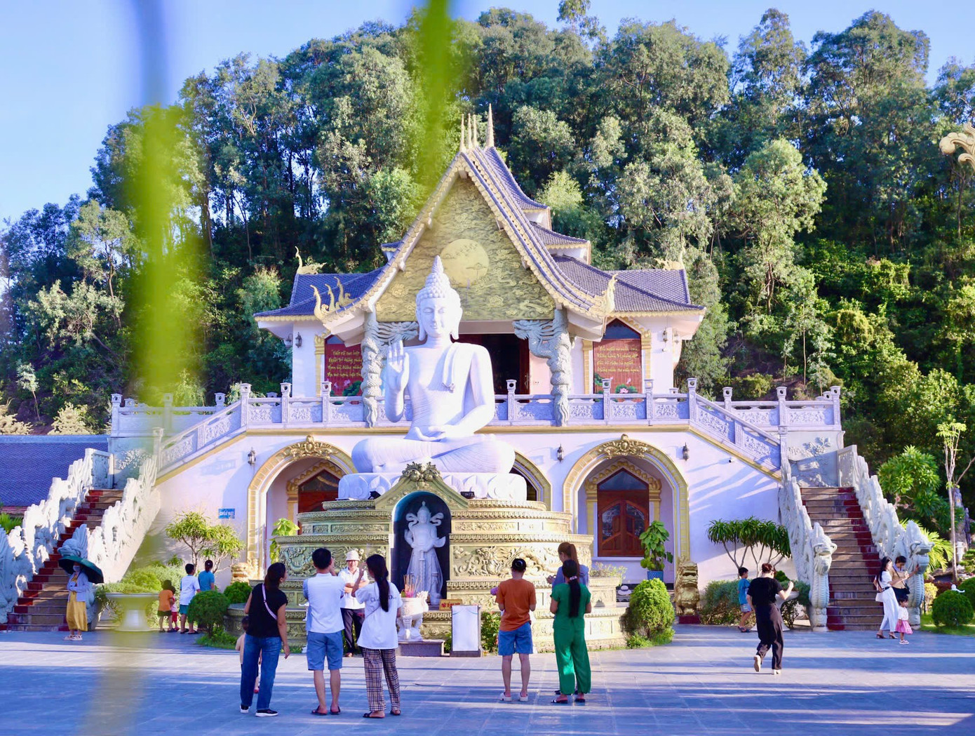 Chùa mở cửa quanh năm, vào dịp lễ, Tết nơi đây nhộn nhịp vì đông đảo người dân và du khách đến tham quan.