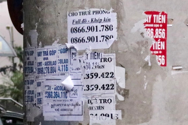 Ngoài những quảng cáo mới xuất hiện thì dọc tuyến đường sắt đô thị Nhổn - ga Hà Nội cũng lem nhem nhiều loại quảng cáo, sơn vẽ bôi bẩn khác như "cho thuê phòng trọ", " dịch vụ lái xe cho người say", " Photocopy in màu - scan"... Những quảng cáo này được dán khắp các trụ cầu của tuyến đường sắt.