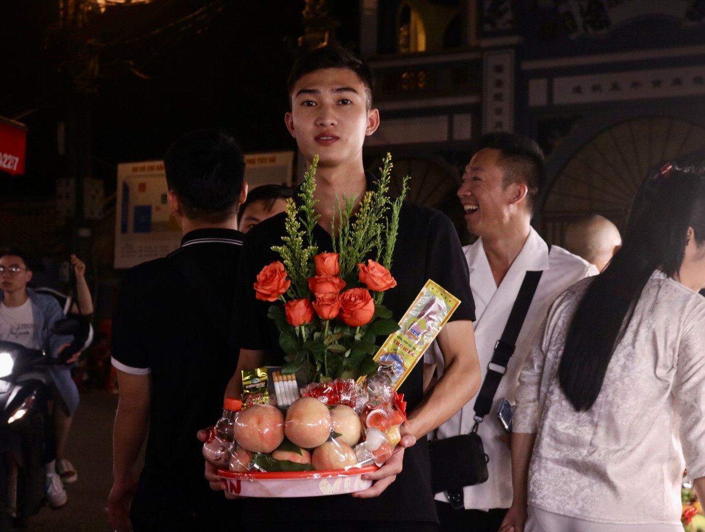 Bạn Khuất Đức Hùng đã cùng bạn đi từ Nam Từ Liêm đến đây để dâng lễ vào sáng sớm ngày rằm: "Người ta thường nói 'Đi lễ cả năm không bằng cúng Rằm tháng 7' cho nên chúng mình đã rủ nhau đến đây từ sáng sớm, một phần là để tránh cảnh đông đúc, một phần là để bản thân có nhiều thời gian cầu nguyện những điều tốt đẹp đến với người thân yêu của mình".